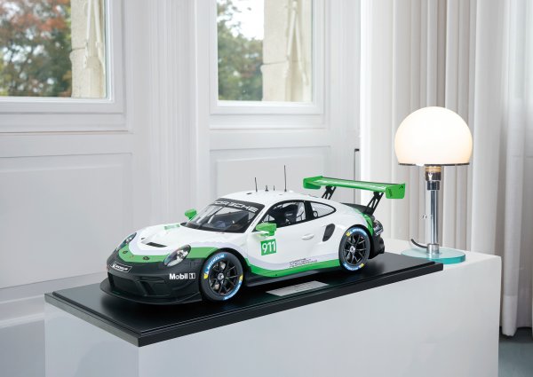 Porsche 911 (991.2) GT3 R 2019 Presentation Version 1-99/99 Minichamps 1:8
