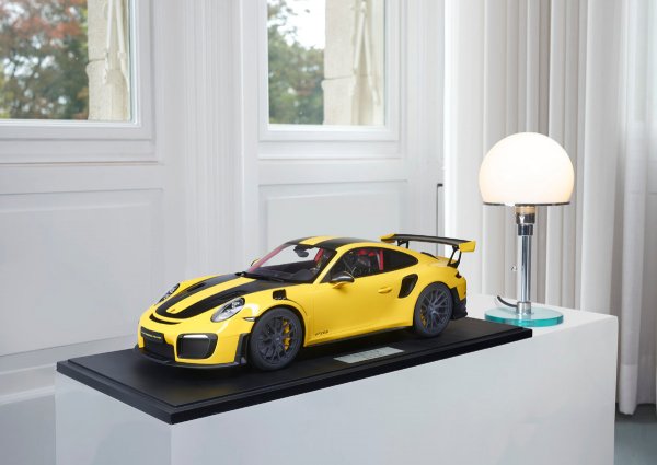 Porsche 911 (991.2) GT2 RS 2018 Racing Yellow Weissach Package 1-191/191 Minichamps 1:8 – Model on base plate