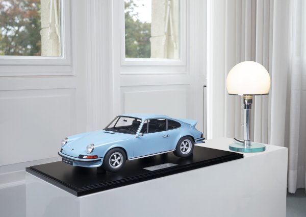 Porsche Carrera RS 2.7 Touring 1973 gulfblau 1-99/99 Minichamps 1:8 – Modell auf Bodenplatte