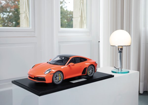 Porsche 911 (992) Carrera 4S 2020 Lava Orange 1-192/192 Minichamps 1:8
