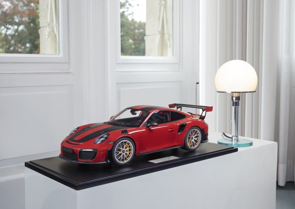 Porsche 911 (991.2) GT2 RS 2018 Guards Red Weissach Package 1-99/99 Minichamps 1:8 – Model on base plate