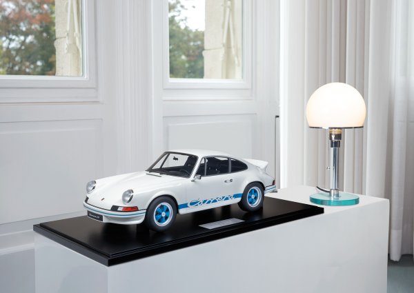Porsche Carrera RS 2.7 Leichtbau 1973 grandprixweiß/blau 1-99/99 Minichamps 1:8 – Modell auf Bodenplatte