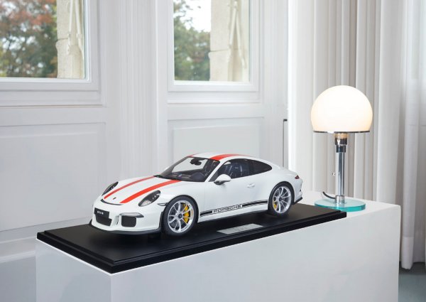 Porsche 911 (991.1) R 2016 White/Red 1-191/191 Minichamps 1:8 – Model on base plate