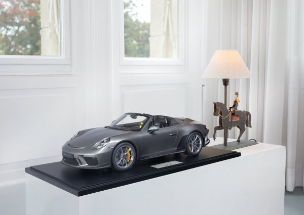 Porsche 911 (991.2) Speedster 2019 achatgrau 1-99/99 Minichamps 1:8 – Modell auf Bodenplatte