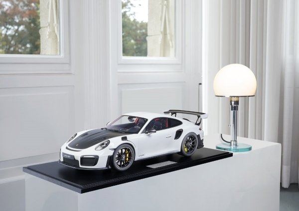 Porsche 911 (991.2) GT2 RS 2018 White 1-99/99 Minichamps 1:8 – Model on base plate