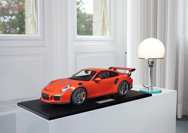 Porsche 911 (991.1) GT3 RS 2016 lavaorange 1-191/191 Minichamps 1:8 – Modell auf Bodenplatte